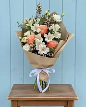 Букет цветов из:  Альстромерии, Лизиантусы, Розы и Хризантемы в Подосинки