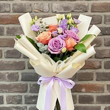 Букет цветов из:  Лизиантусы и Розы в Подосинки