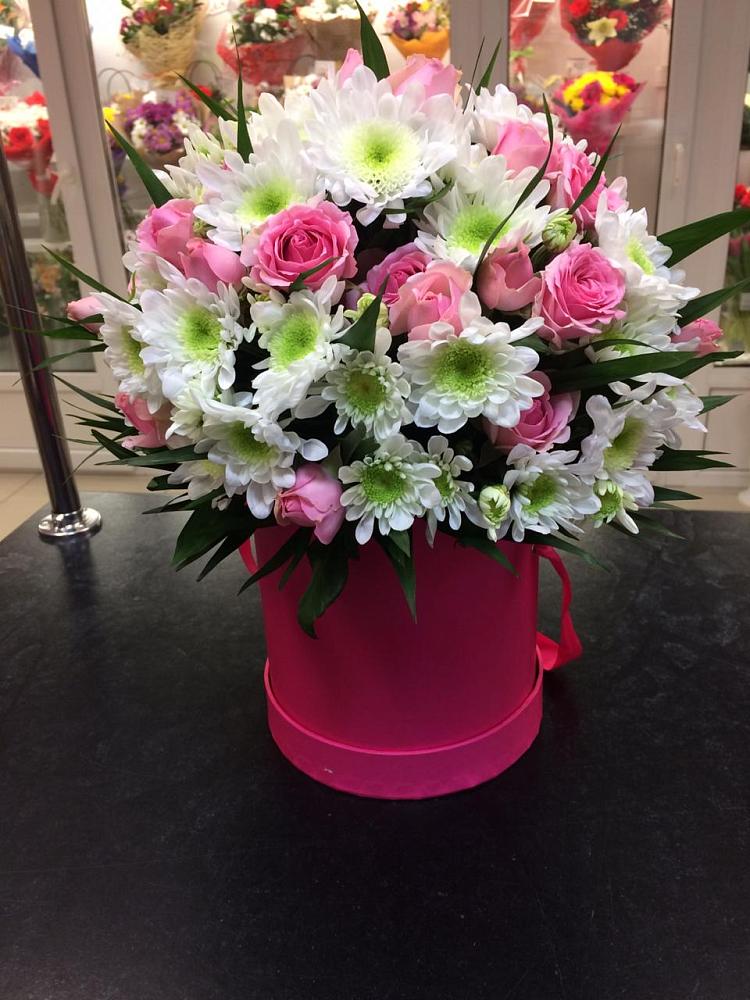 Цветочная композиция из Розы и Хризантемы в шляпной коробке в Подосинки