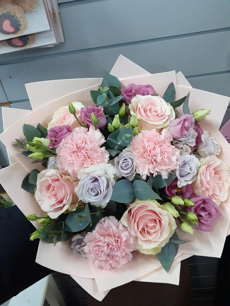 Букет цветов из: Розы, Гвоздики и Лизиантусы в Подосинки